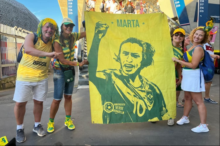 Edson, Inara, Tatiana e Valéria levaram bandeira de Marta para a final do futebol feminino nas Olimpíadas Edson, Inara, Tatiana e Valéria levaram bandeira de Marta para a final do futebol feminino nas Olimpíadas