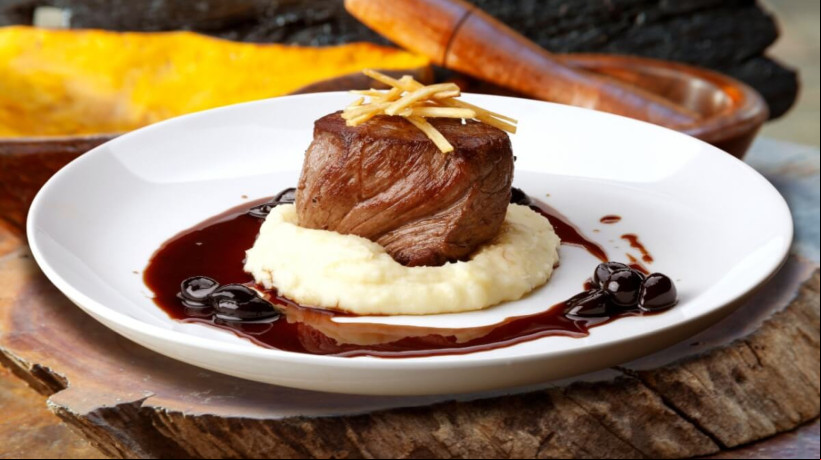 Filé-mignon com purê de batata e molho de vinho tinto (Imagem: rocharibeiro | Shutterstock)  